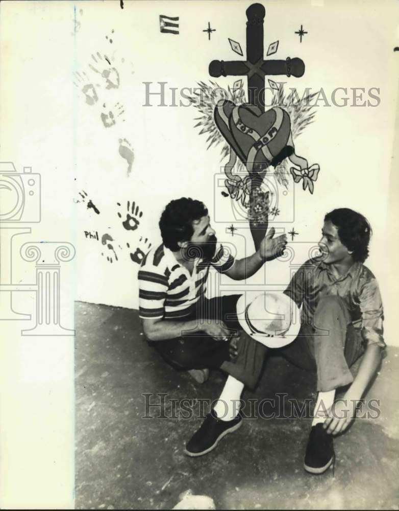 1979 Press Photo Artist Ralph Castro &amp; other at Camelot Treatment Center - Historic Images