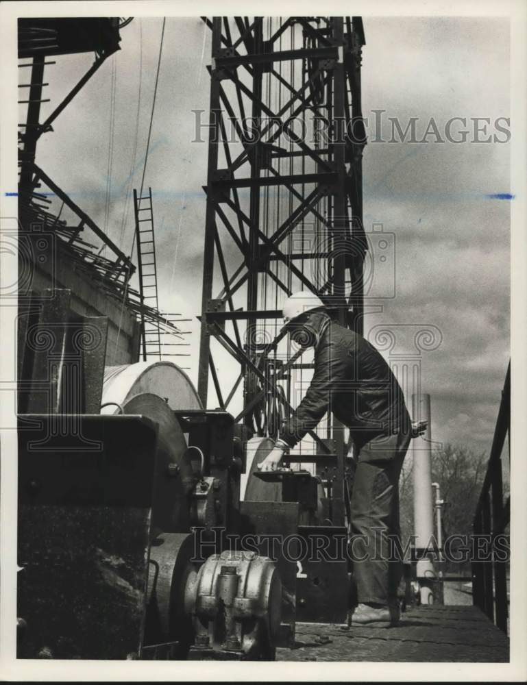 1964 Press Photo A workman uses a Goodyear brake system on a bridge - Historic Images