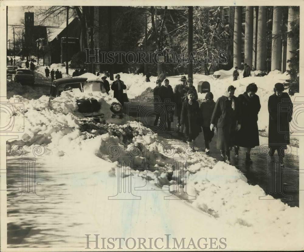 1961 Press Photo Sacred Heart Churchgoers returning home, West Brighton - Historic Images