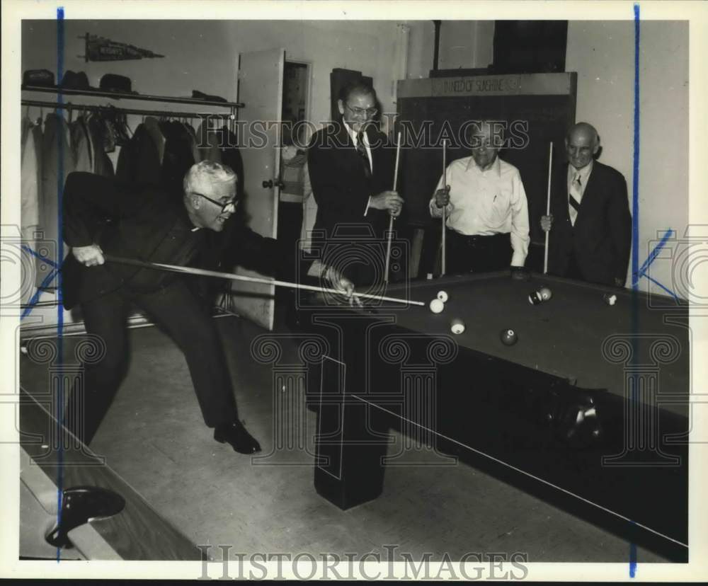 1985 Press Photo Officials play pool after a Catholic Youth Organization event - Historic Images