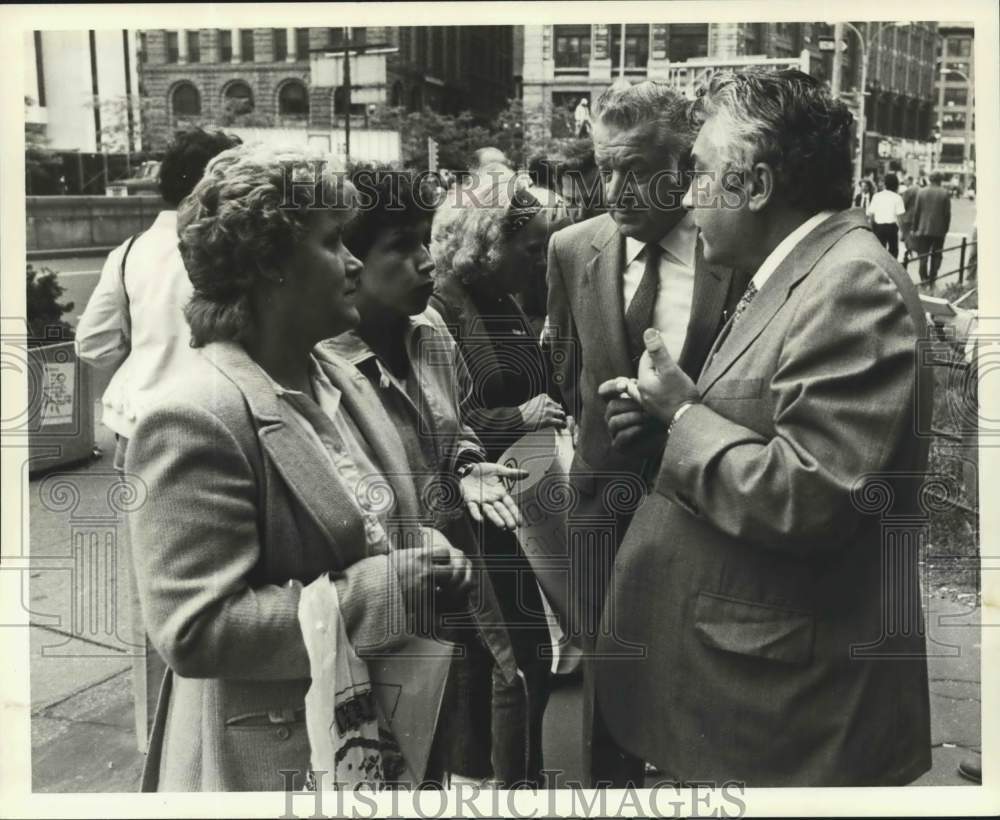 1982 Residents discuss problems with New York officials - Historic Images