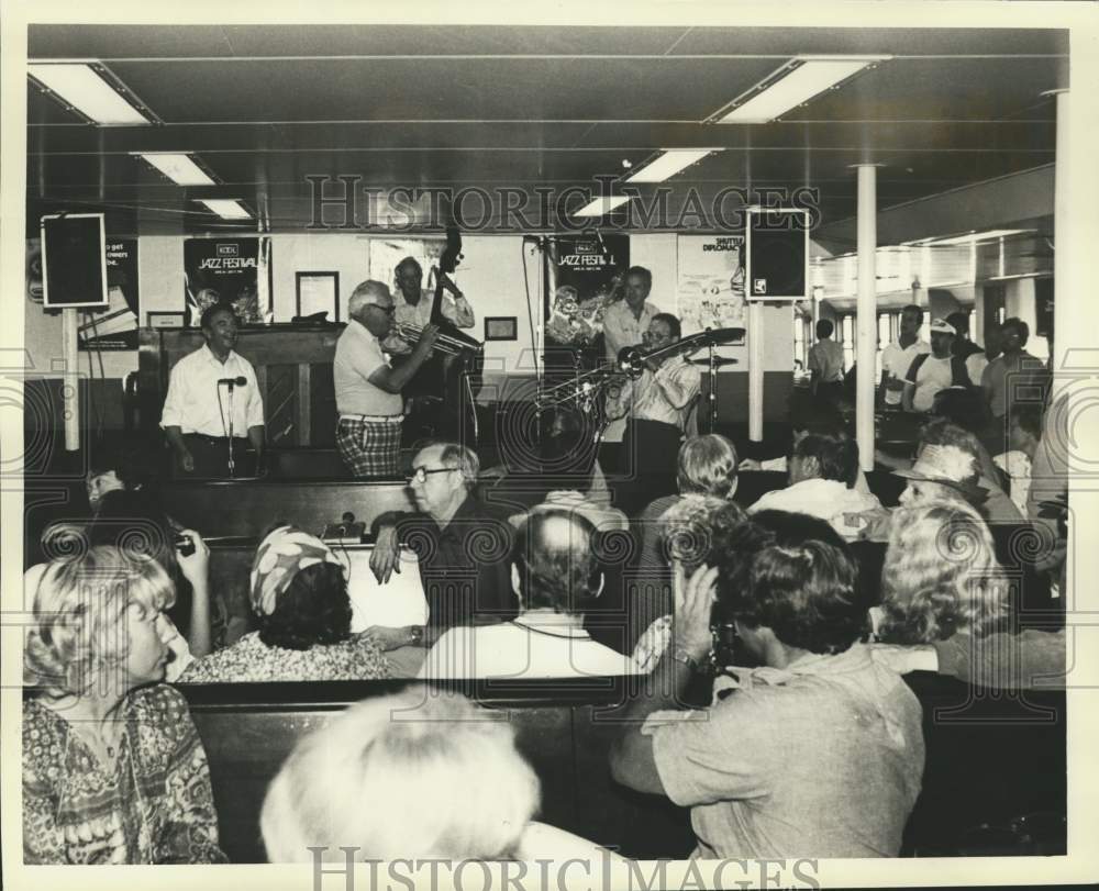 1981 Press Photo The Lawson Haggart Jazz Band plays the Staten Island Ferry - Historic Images