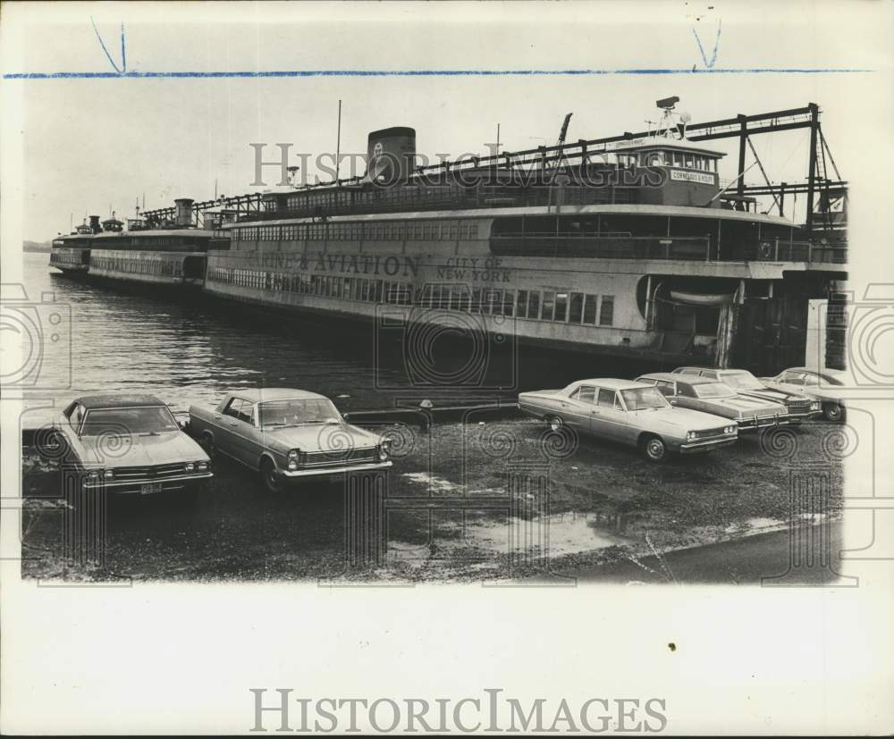 1975 Press Photo Three out-of-service ferryboats at a Tompkinsville pier - Historic Images