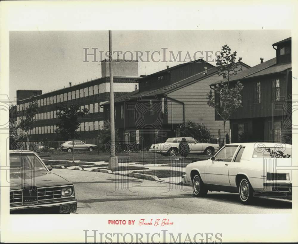 1986 Exterior view of Midland Beach homeless shelter building - Historic Images