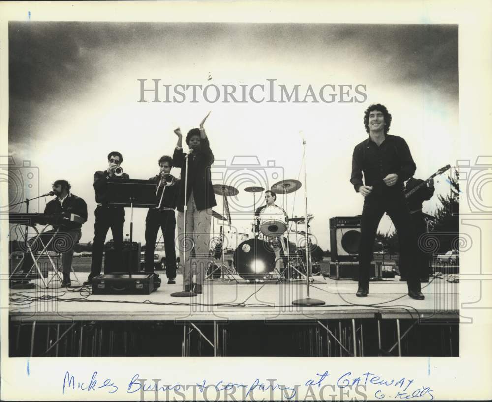 1985 Press Photo Mickey Burns and Company play free concert at Great Kills Park - Historic Images