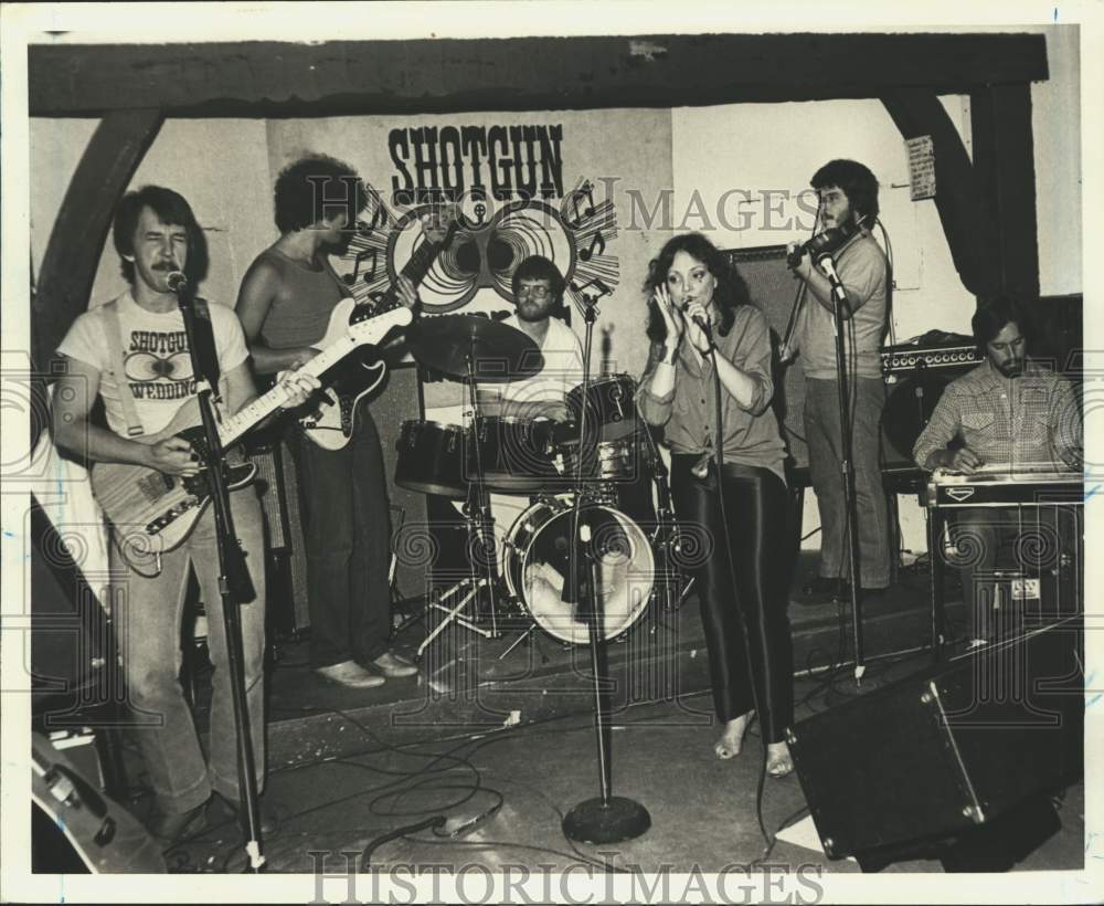 1980 Press Photo Members of the Shotgun Wedding band perform - Historic Images