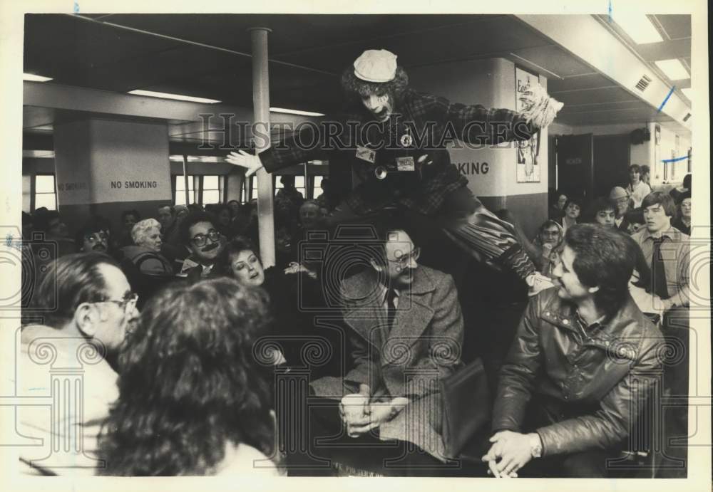 1981 Press Photo A member of the New York Resident Clown Troupe on a ferry - Historic Images