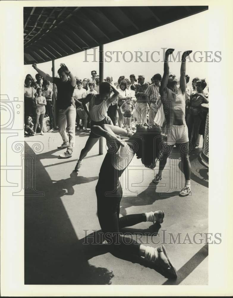 1985 Press Photo The Charles Moulton dance troupe on a Staten Island ferry - Historic Images