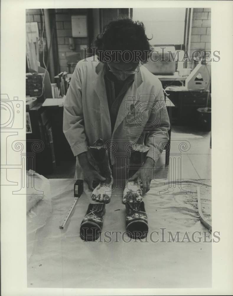 1980 Press Photo Staff with artifacts at Museum of Natural History - Historic Images