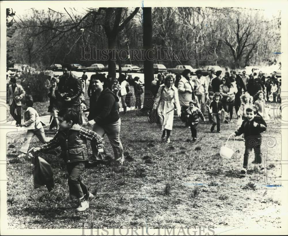 1982 Press Photo Crowd at Conference House Easter Egg Hunt, Tottenville - Historic Images