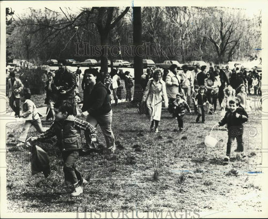 1982 Press Photo Crowd at Conference House Easter Egg Hunt, Tottenville - Historic Images