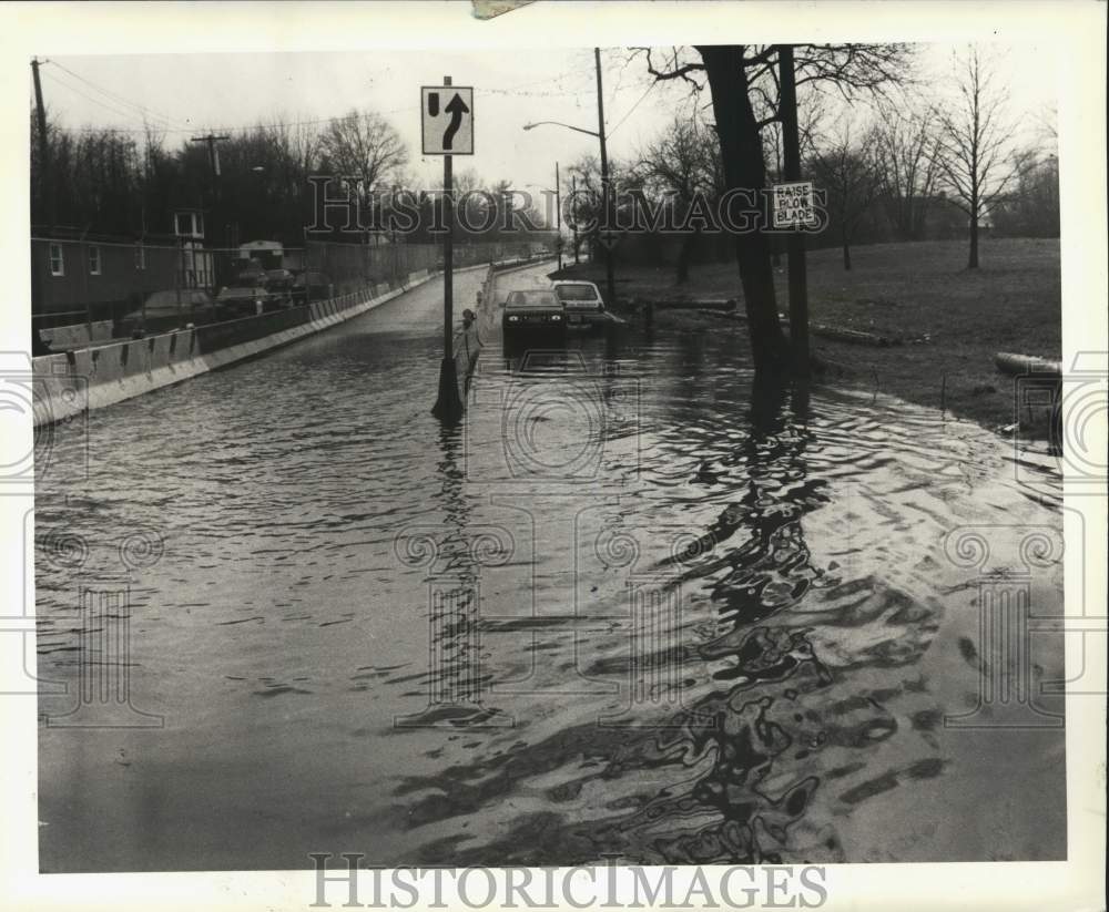 1990 Press Photo Traffic drives through floodwaters at Mount Loretto - Historic Images