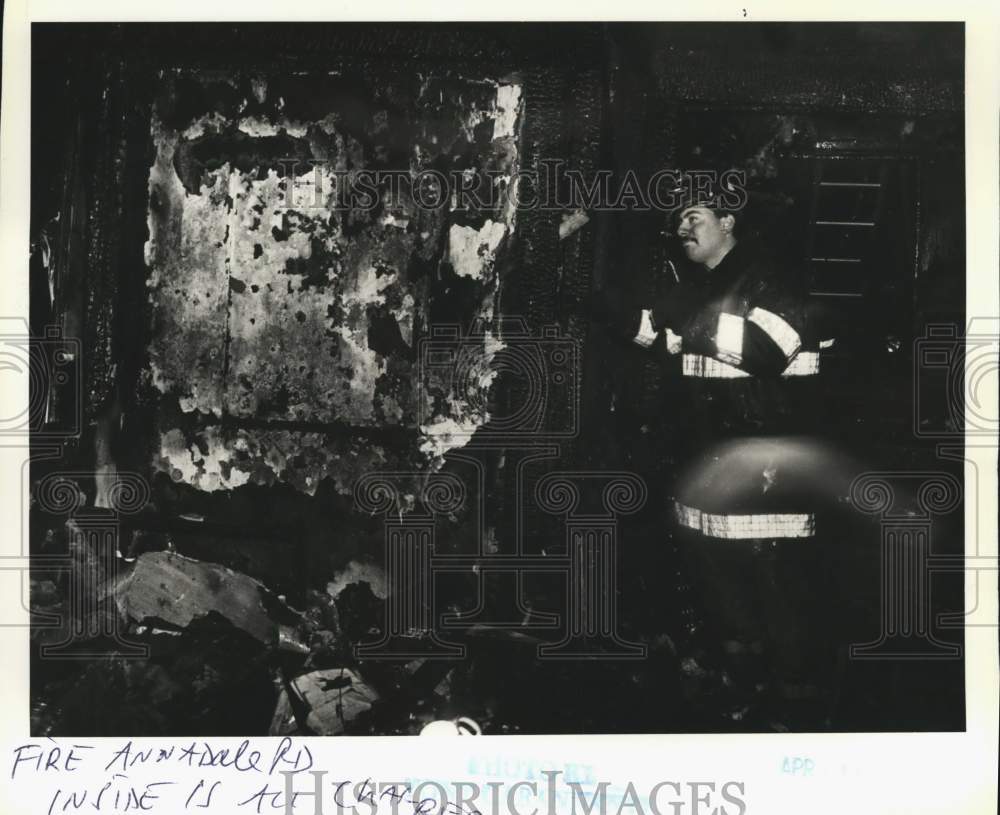 1992 Press Photo Firefighter inside Joe O'Sullivans charred house, Annadale Road- Historic Images