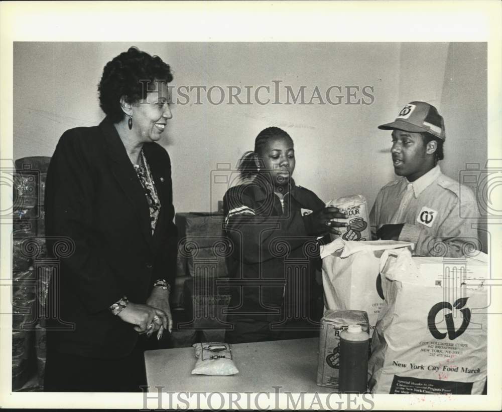 1986 Press Photo Sea View Hospital official with volunteers packing food bags - Historic Images