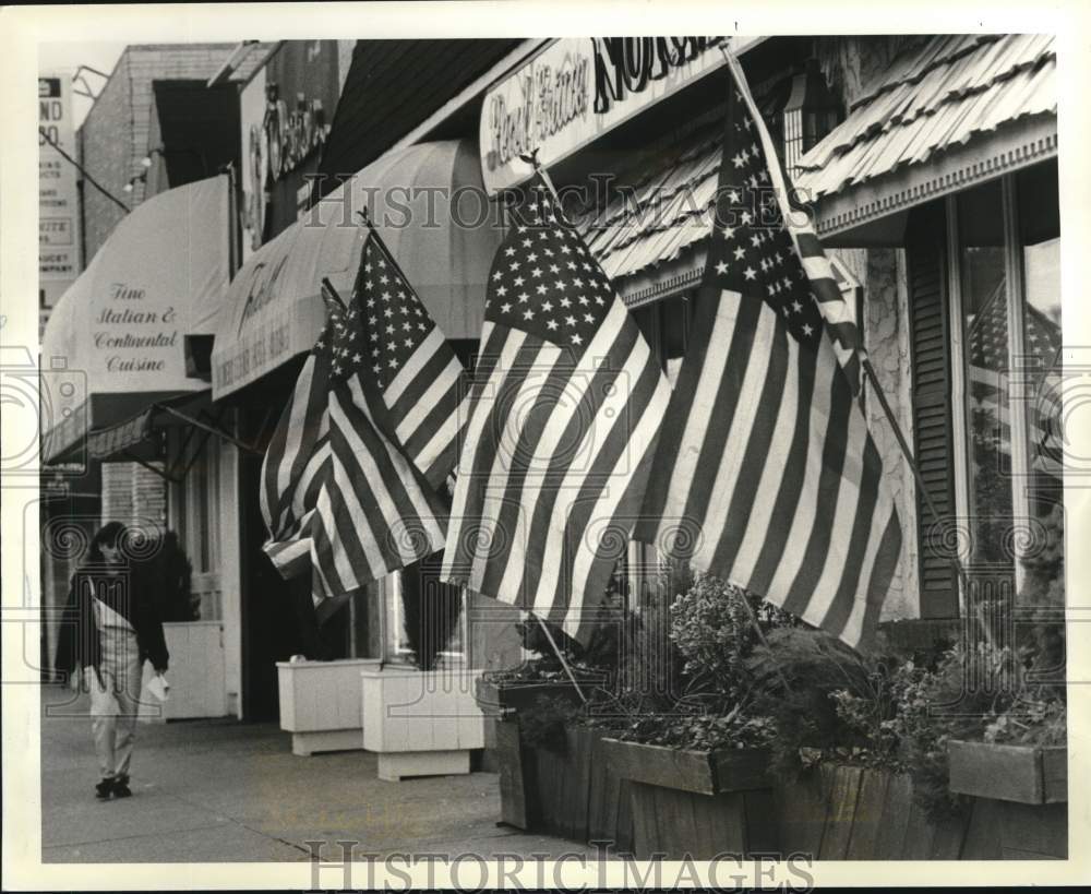 1991 Press Photo Flags decorate the front of a New Dorp insurance agency - Historic Images