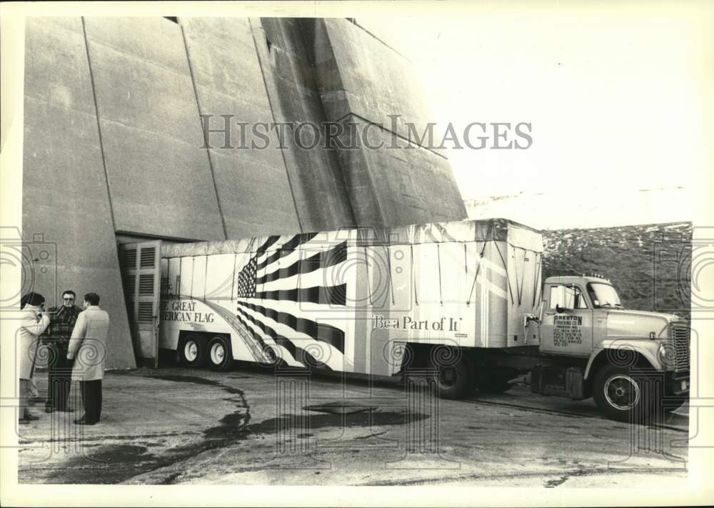 1981 Press Photo Great American Flag truck leaving the Verrazano-Narrows Bridge - Historic Images