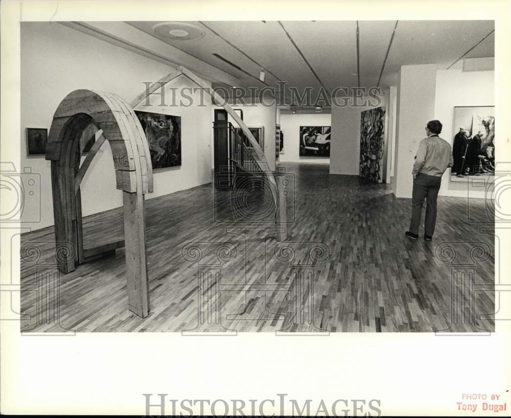 1984 Press Photo A visitor at the Museum of Modern Art - sia06750 - Historic Images