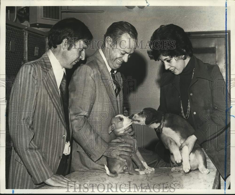 1974 Press Photo Staten Island ASPCA Manager Ronald Montgomery & group, Rosebank - Historic Images