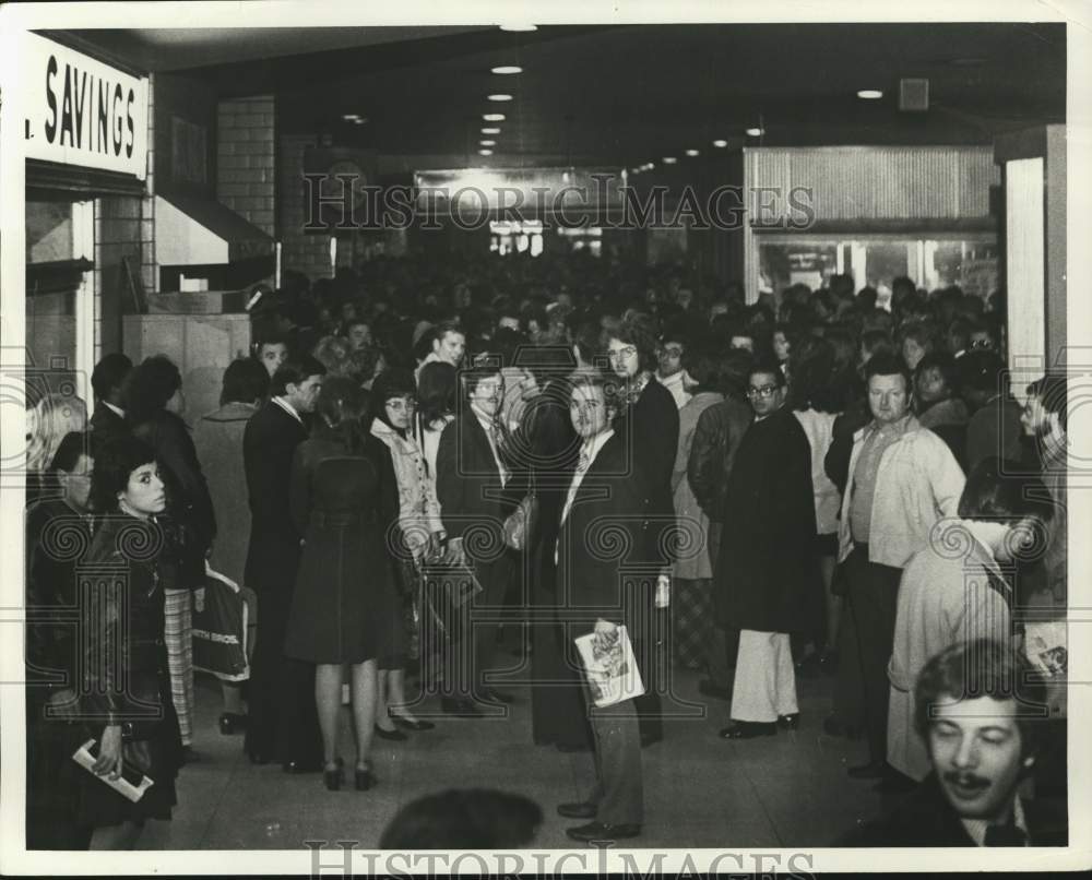 1974 Press Photo Commuters at a crowded ferry terminal - Historic Images