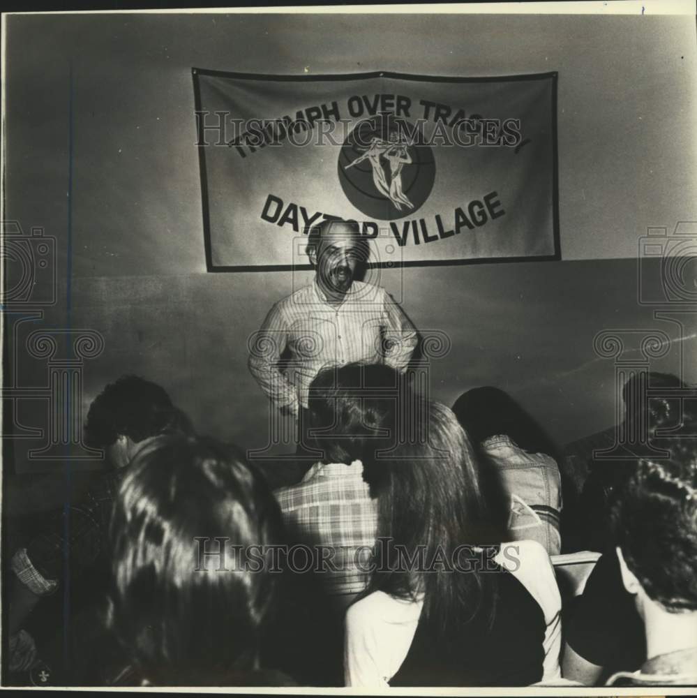 1981 Press Photo Daytop director Louis Delgado speaking, West Brighton - Historic Images