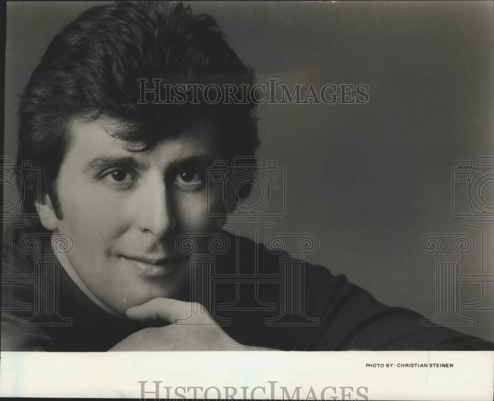 1988 Press Photo Tenor vocalist Jerry Hadley - Historic Images