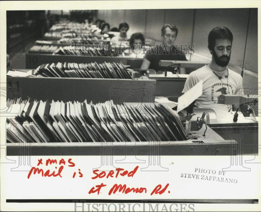 1987 Press Photo Christmas mail being sorted at Manor Road Post Office - Historic Images