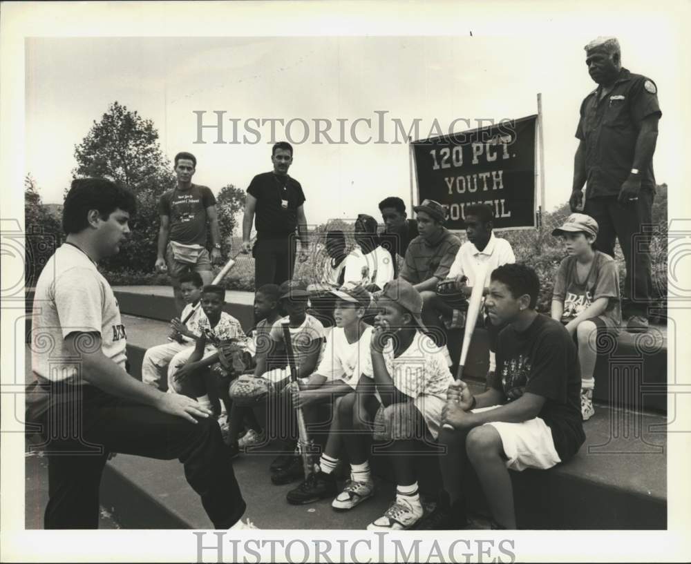 1991 Press Photo Police Officer Glenn Yost & group at a baseball game - Historic Images
