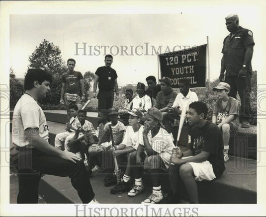 1991 Press Photo Police Officer Glenn Yost & group at a baseball game - Historic Images