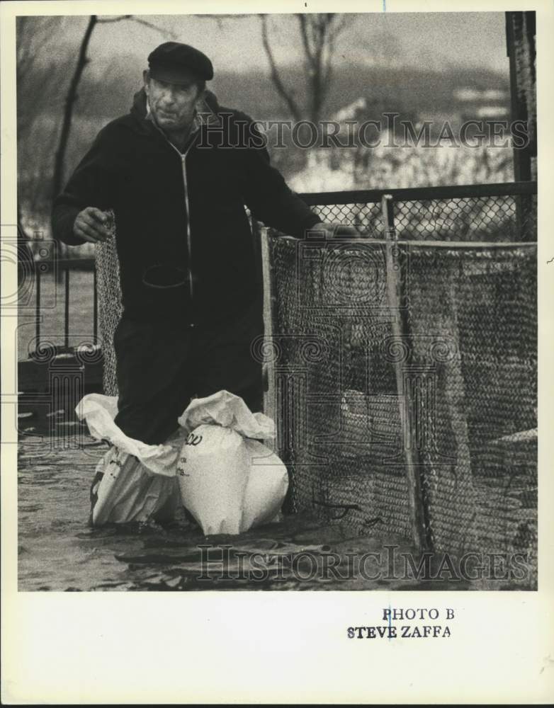 1989 Press Photo Joe Schulz checks the flood water level, Great Kills - Historic Images