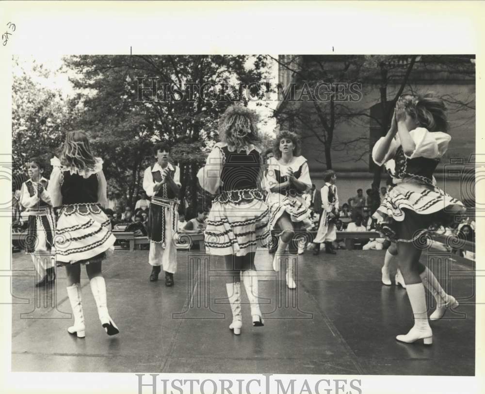 1987 Press Photo Dancers in ethnic costumes at the Harmony Street Fair - Historic Images