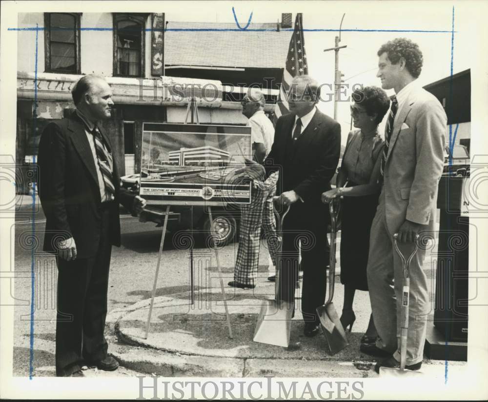 1982 Press Photo Group viewing artist sketch of proposed Port Richmond structure - Historic Images