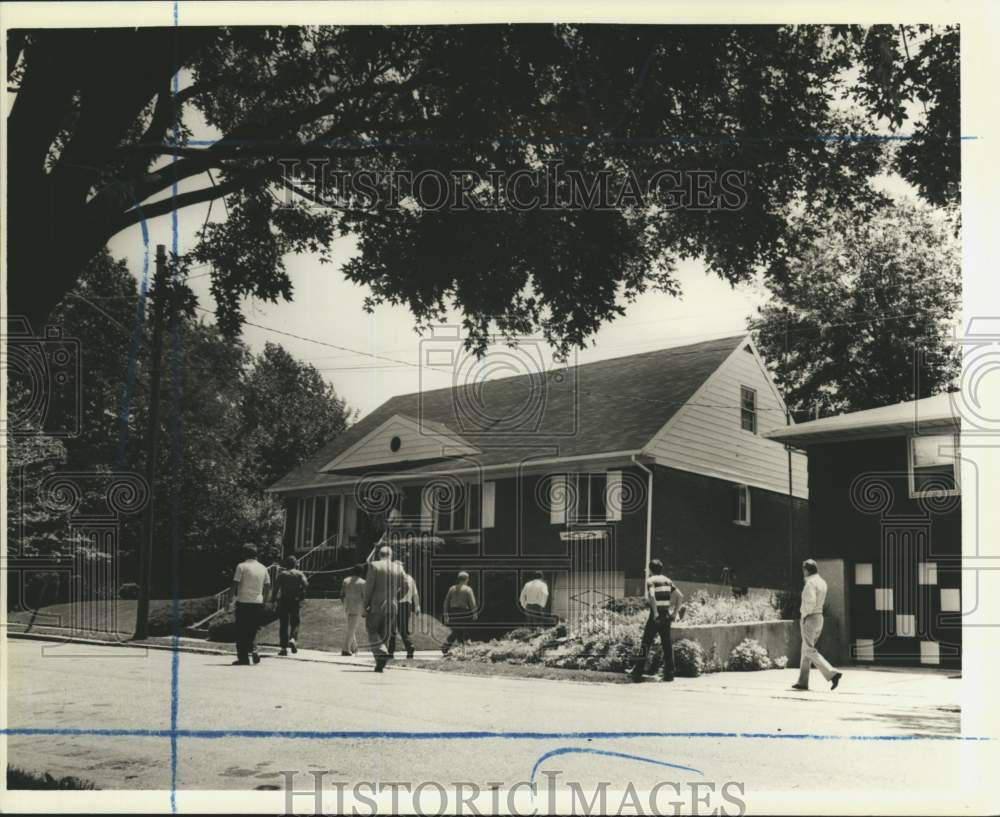 1983 Press Photo Police outside Charles Gregorio&#39;s home, West Brighton - Historic Images