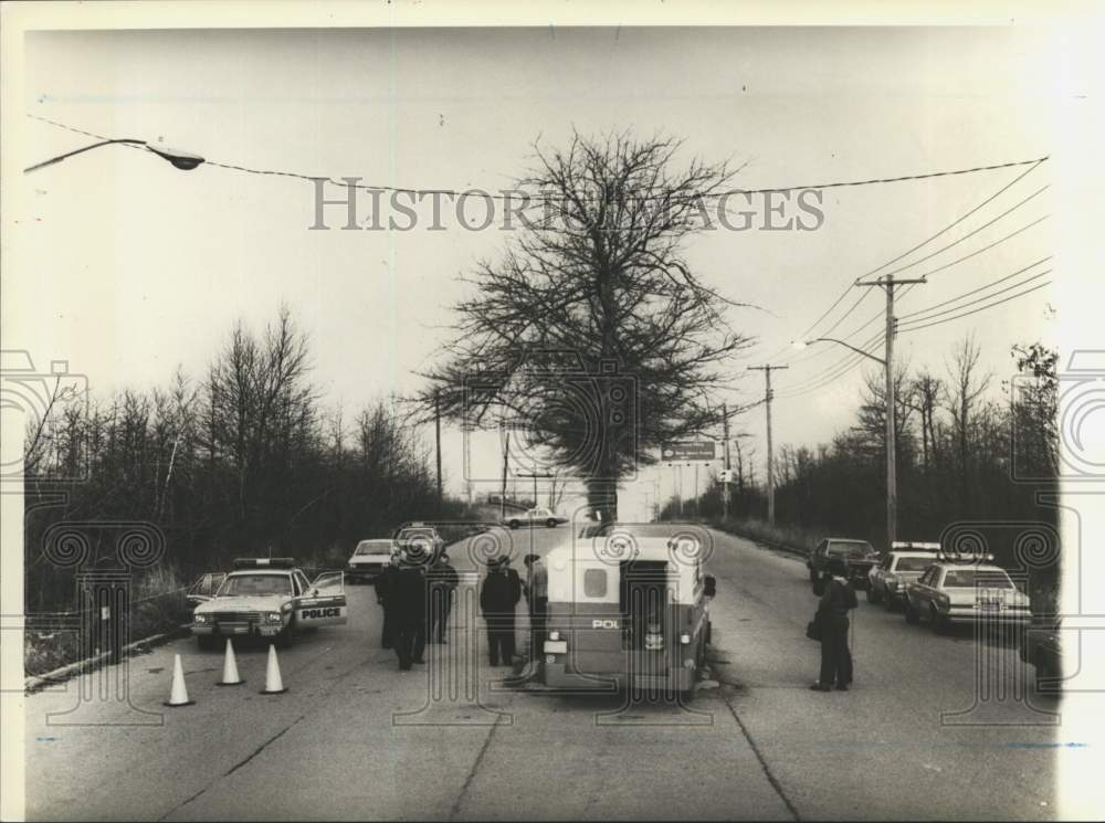 1983 Press Photo Police setting up a roadblock - Historic Images