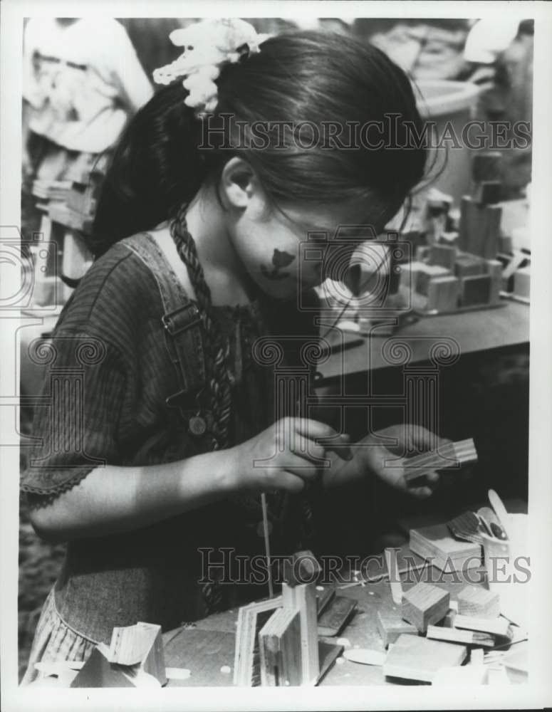 Press Photo Child doing crafts at the Children&#39;s Museum - Historic Images