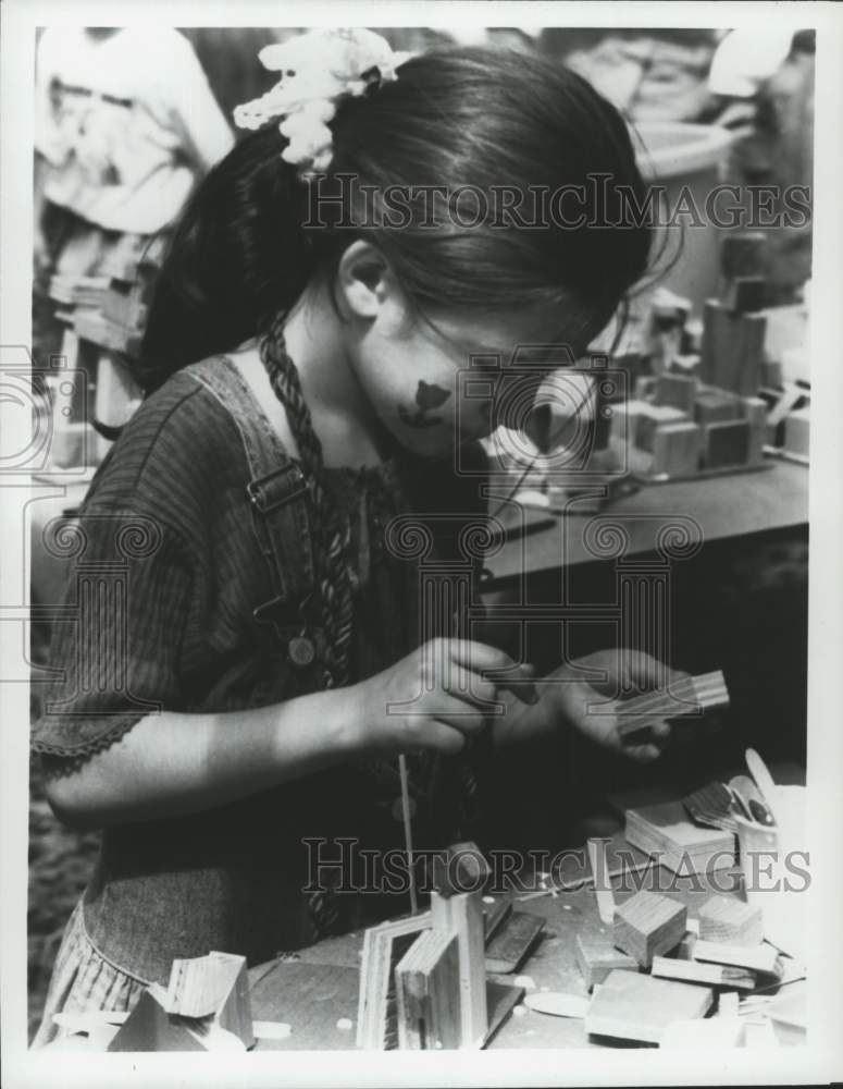 Press Photo Child doing crafts at the Children's Museum - Historic Images