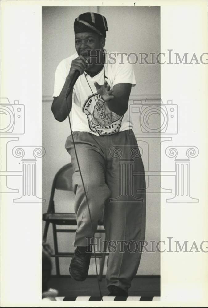 1991 Press Photo Rapper Steve Creighton performing at Harmony Street Fair - Historic Images