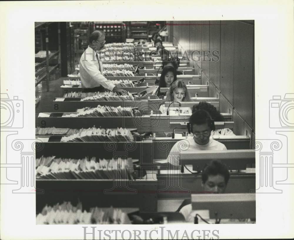 1990 Press Photo Post Office Letter Sorting Machine Supervisor John Valjalo - Historic Images