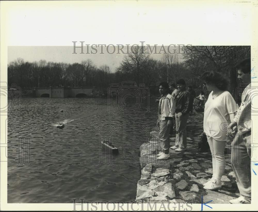 1987 Press Photo Model boat races at Martlings Pond at Clove Lake Park - Historic Images