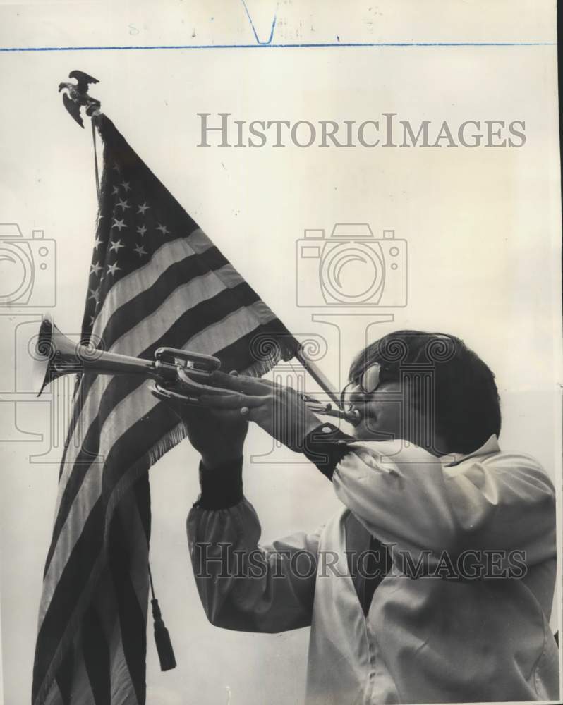 1978 Press Photo John Schiavone Jr. playing "Taps" on Memorial Day - Historic Images
