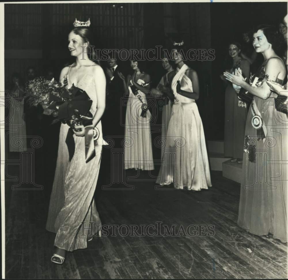 1980 Press Photo Miss Staten Island Suzanne Theresa Carabba &amp; group - Historic Images