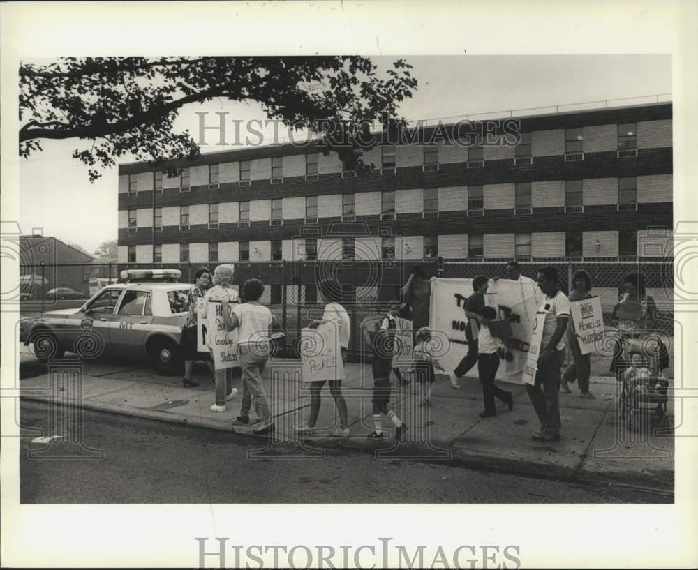 1987 Press Photo Area residents picket the shelter, Midland Beach - Historic Images