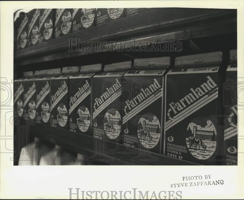 1987 Press Photo Farmland Milk Cartons - Historic Images