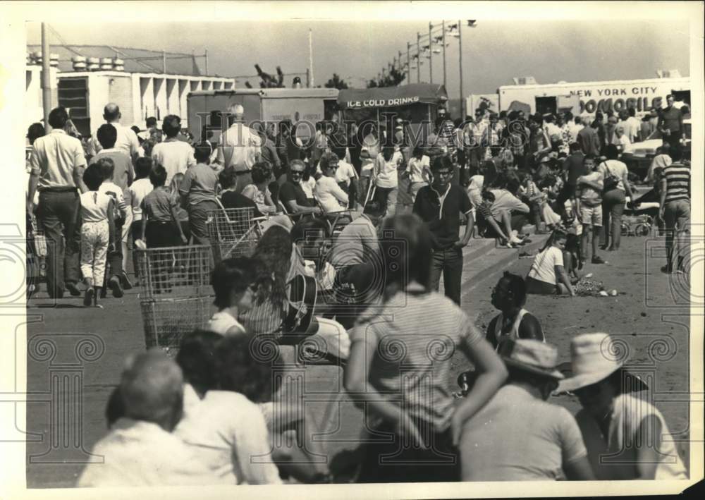 1970 Press Photo Crowd at the Midland Beach Air Show - Historic Images