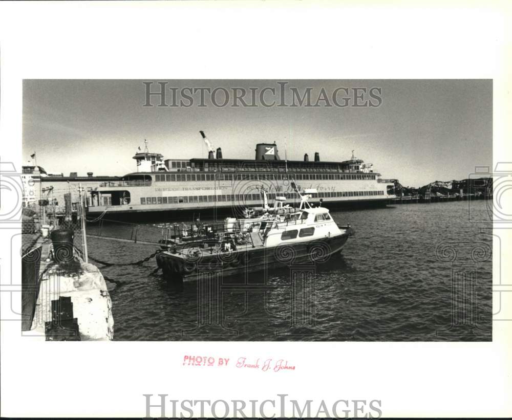 1989 Press Photo A ferry docked off Victory Boulevard, Tompkinsville - Historic Images