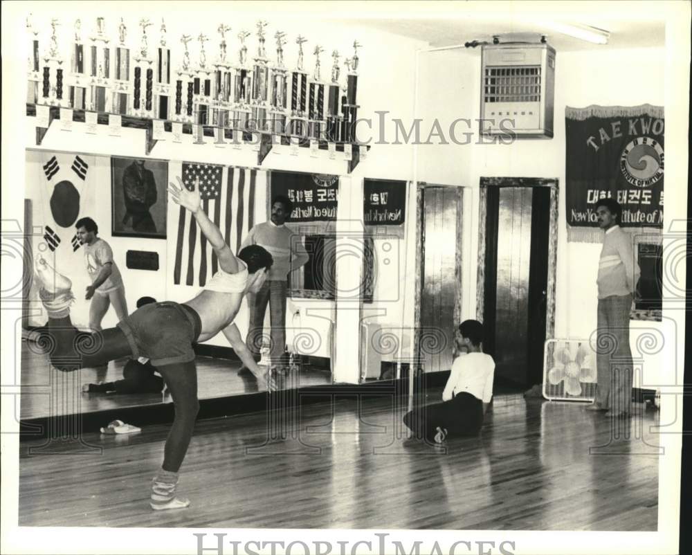 1983 Press Photo Clive Thompson Dance Company dancers rehearsal - Historic Images
