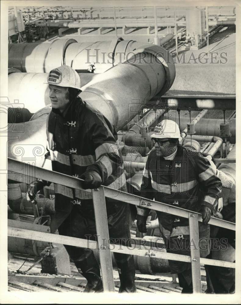 1973 Press Photo Fire Commissioner Robert Lowery &amp; Lindsay climbing stairs - Historic Images