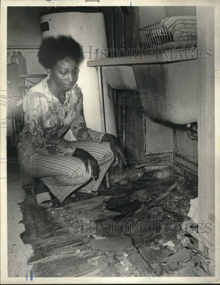 1972 Press Photo Ann Frazier in her damaged apartment, Bay Street, Clifton - Historic Images