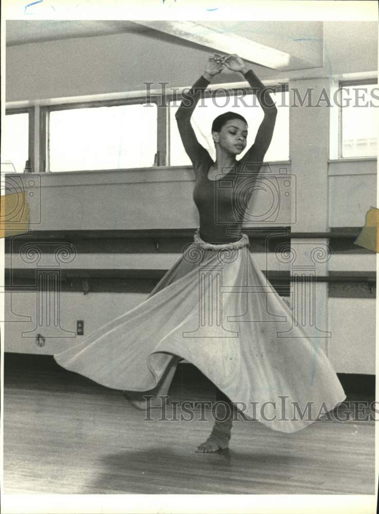 1985 Press Photo A Clive Thompson Dance Company dancer rehearsing - Historic Images