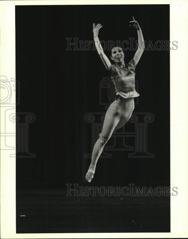 1983 Press Photo Clive Thompson Dance Company dancer performing - Historic Images