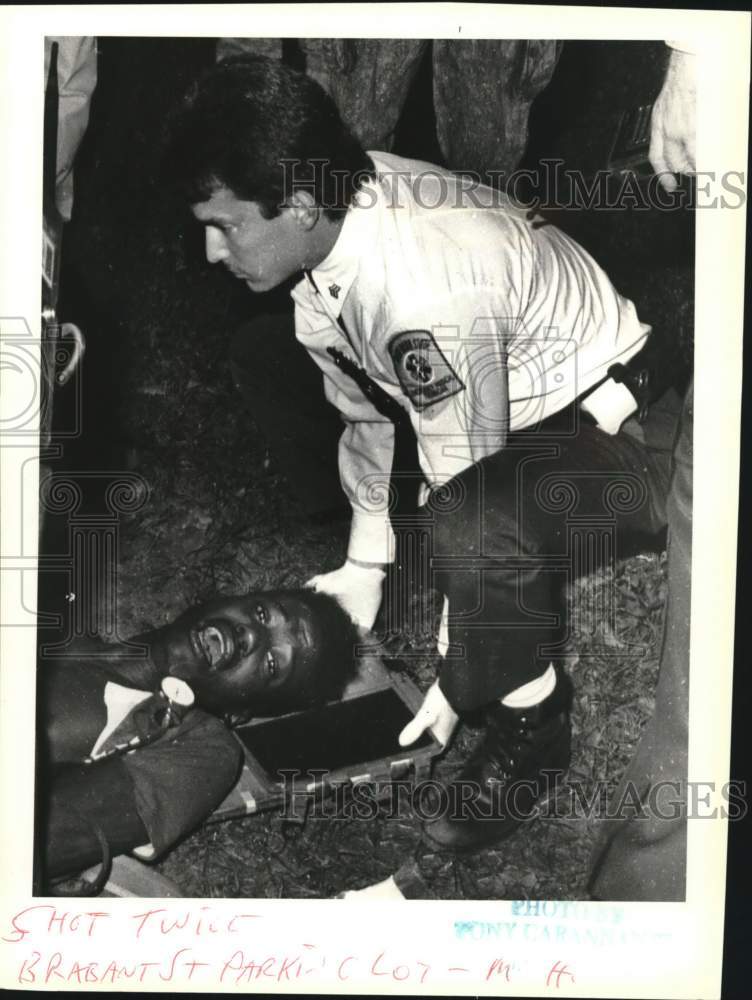 1990 Press Photo Shooting victim Tauriano Louis &amp; a EMT, Mariners Harbor - Historic Images